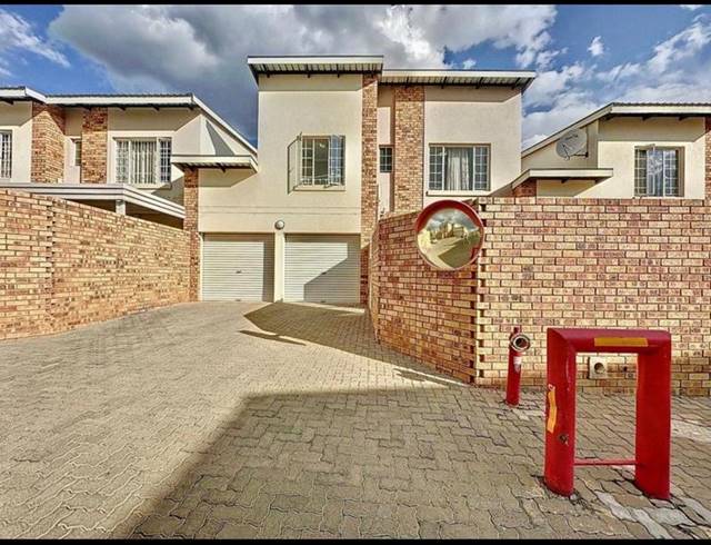 3 BEDROOM TOWNHOUSE FOR SALE IN SILVER LAKES